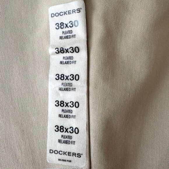 Dockers Men's 38x30 Khaki Pants Pleated Relaxed Fit Beige Classics Pockets NWT - Picture 7 of 11